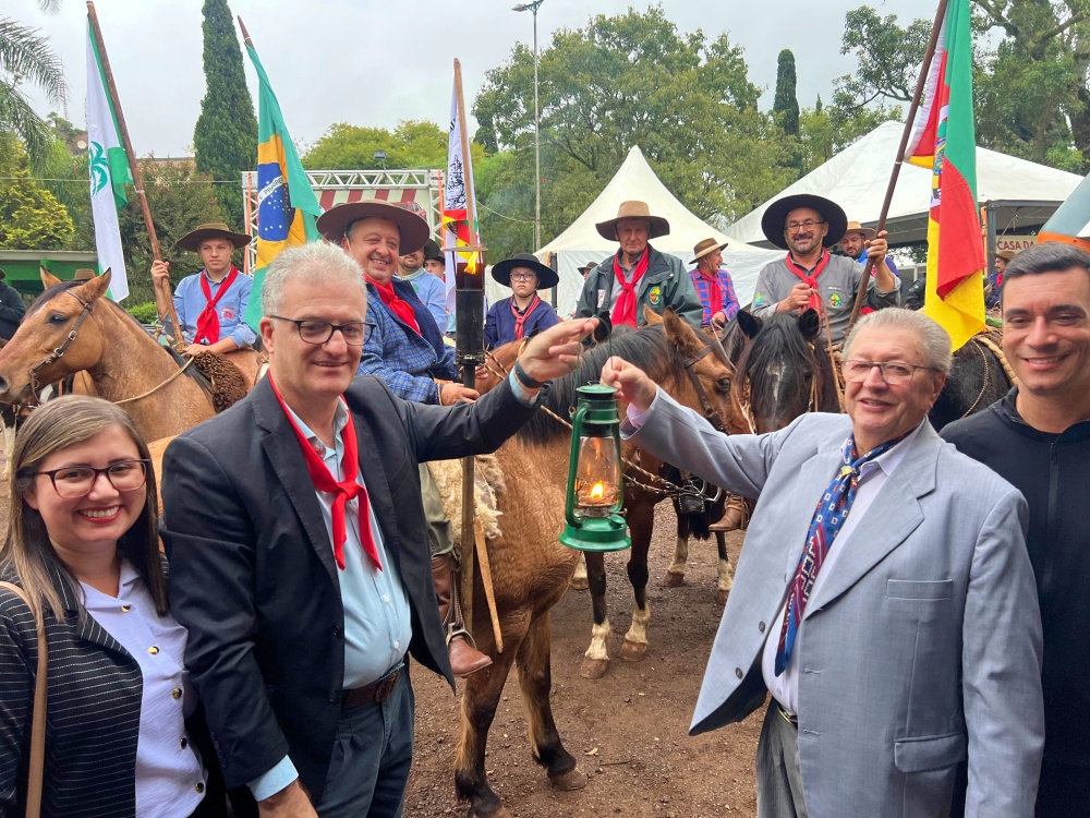 Capa Chama do Carijo é conduzida em cavalgada especial com saída do aeroporto de Palmeira das Missões