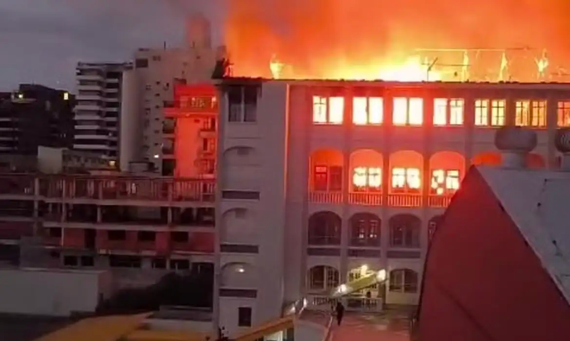 Capa Incêndio de grandes proporções atinge o Colégio Marista de Santa Maria