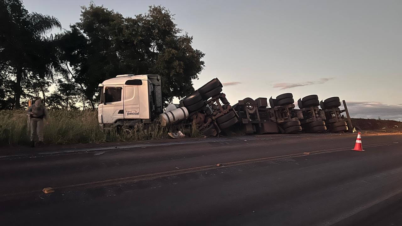 Capa Caminhão carregado de leite tomba na rodovia entre Barra Funda e Novo Barreiro