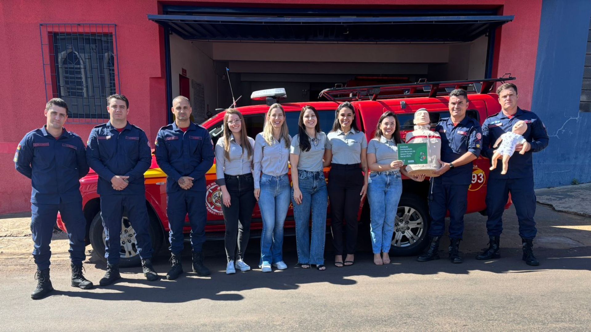 Capa Sicredi destina recursos e entrega manequins de RCP ao Corpo de Bombeiros de Palmeira das Missões