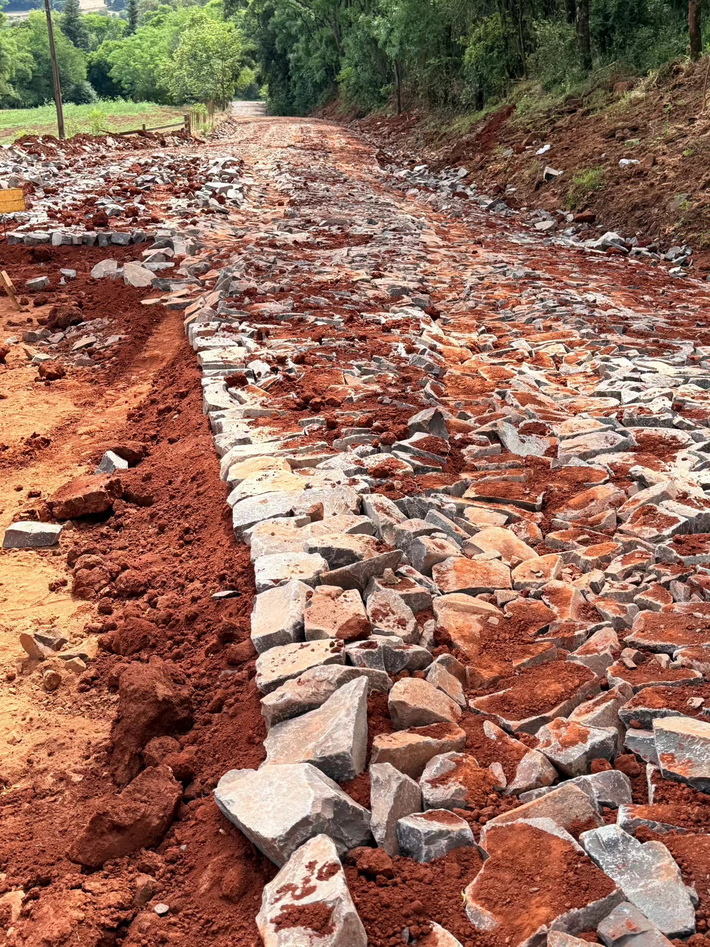 Capa Veículo invade área interditada e danifica calçamento em fase final em Condor