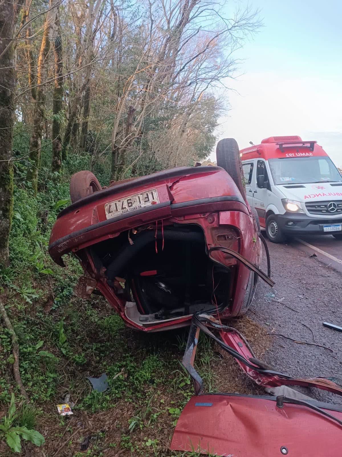 Capa Carro sai da pista, colide em árvores e capota na BR-158 em Palmeira das Missões