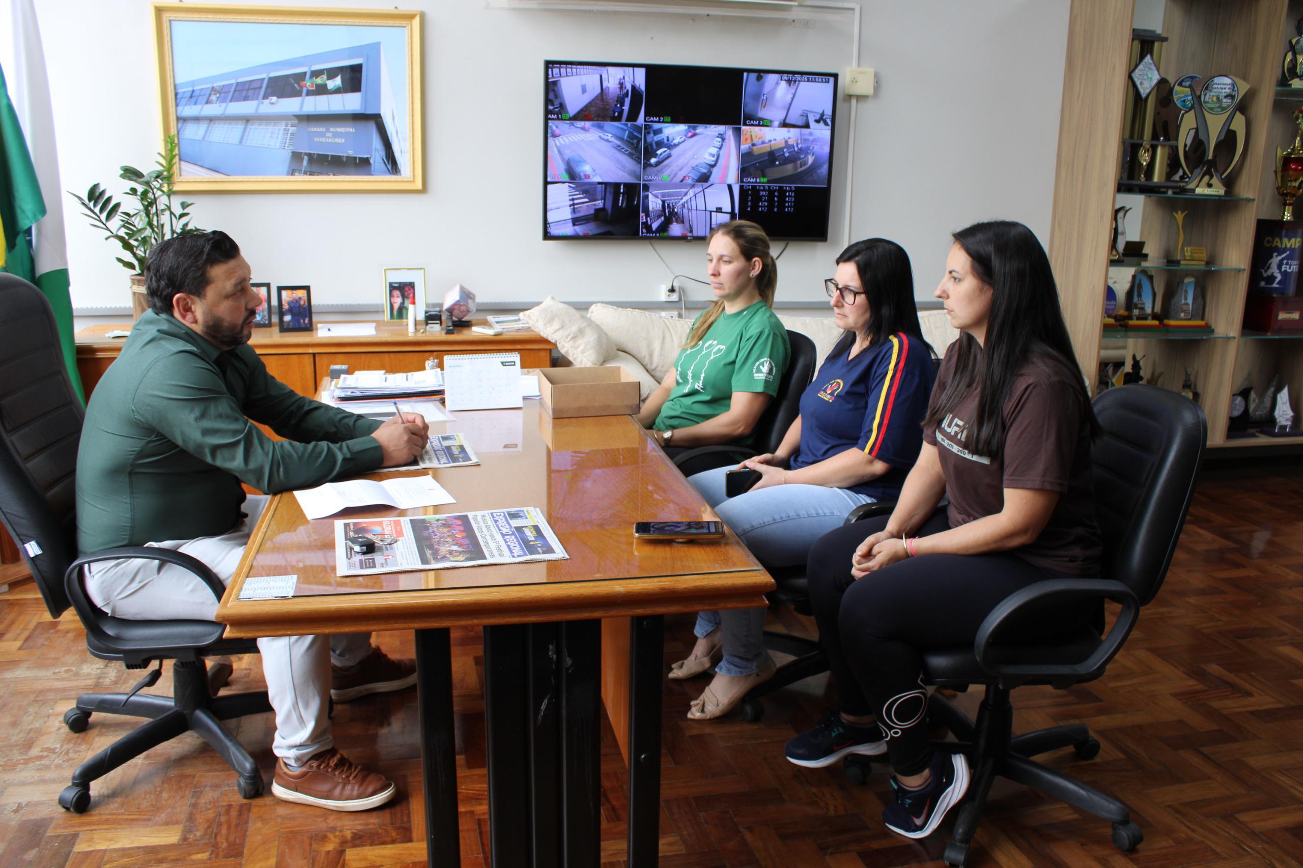 Capa Presidente da Câmara de Vereadores de Palmeira das Missões recebe representantes de escolas para tratar de emendas impositivas