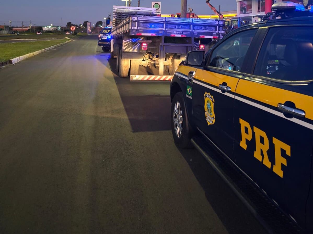 Capa PRF prende caminhoneiro armado e com rebites na BR-386 em Sarandi