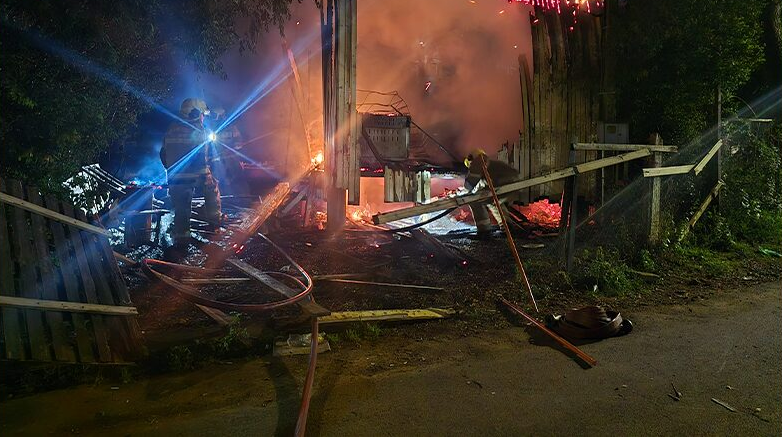 Capa Incêndio destrói residência de madeira no bairro Princesa, em Carazinho