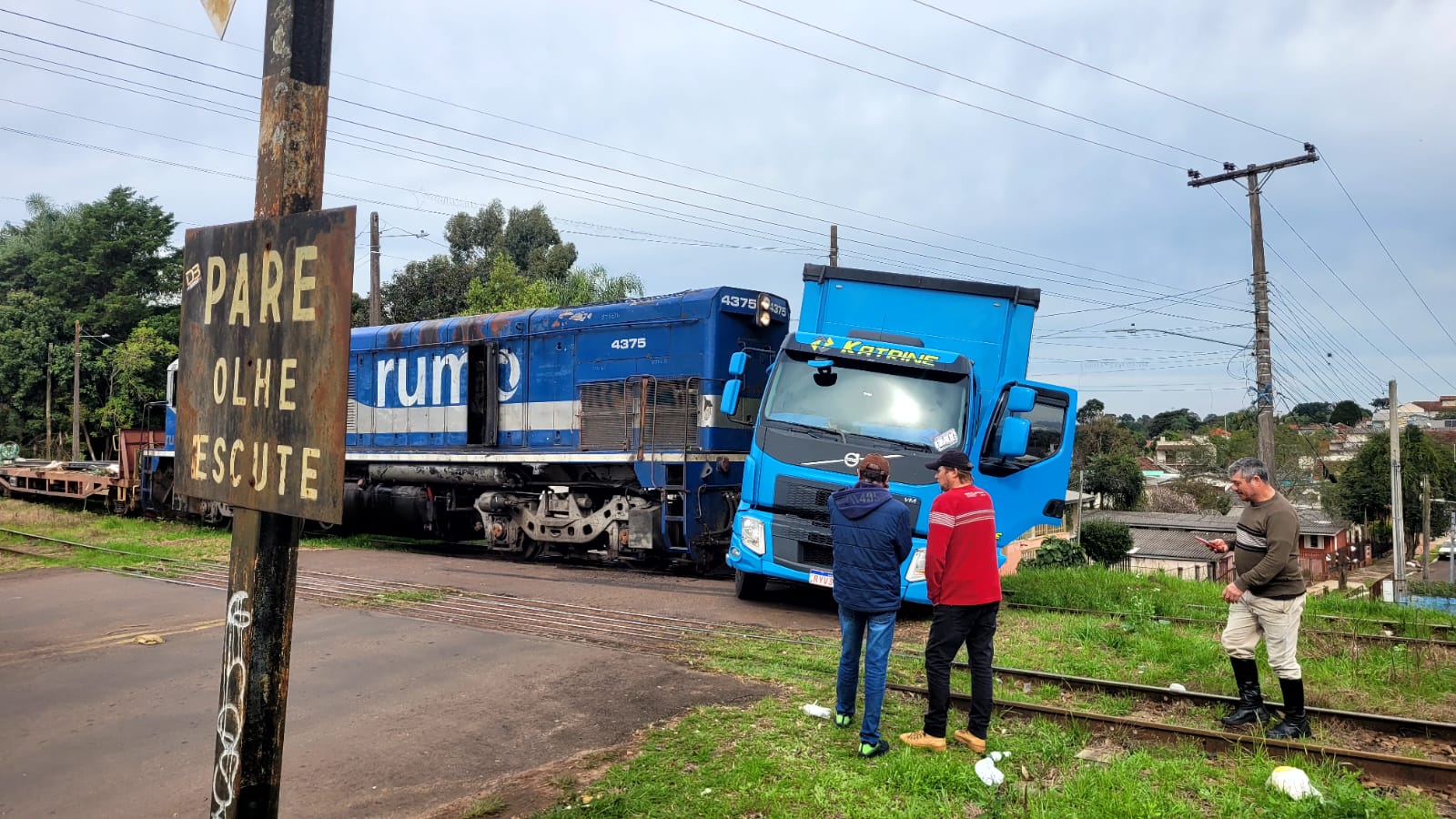 Capa Colisão entre locomotiva e caminhão interrompe trânsito em Cruz Alta