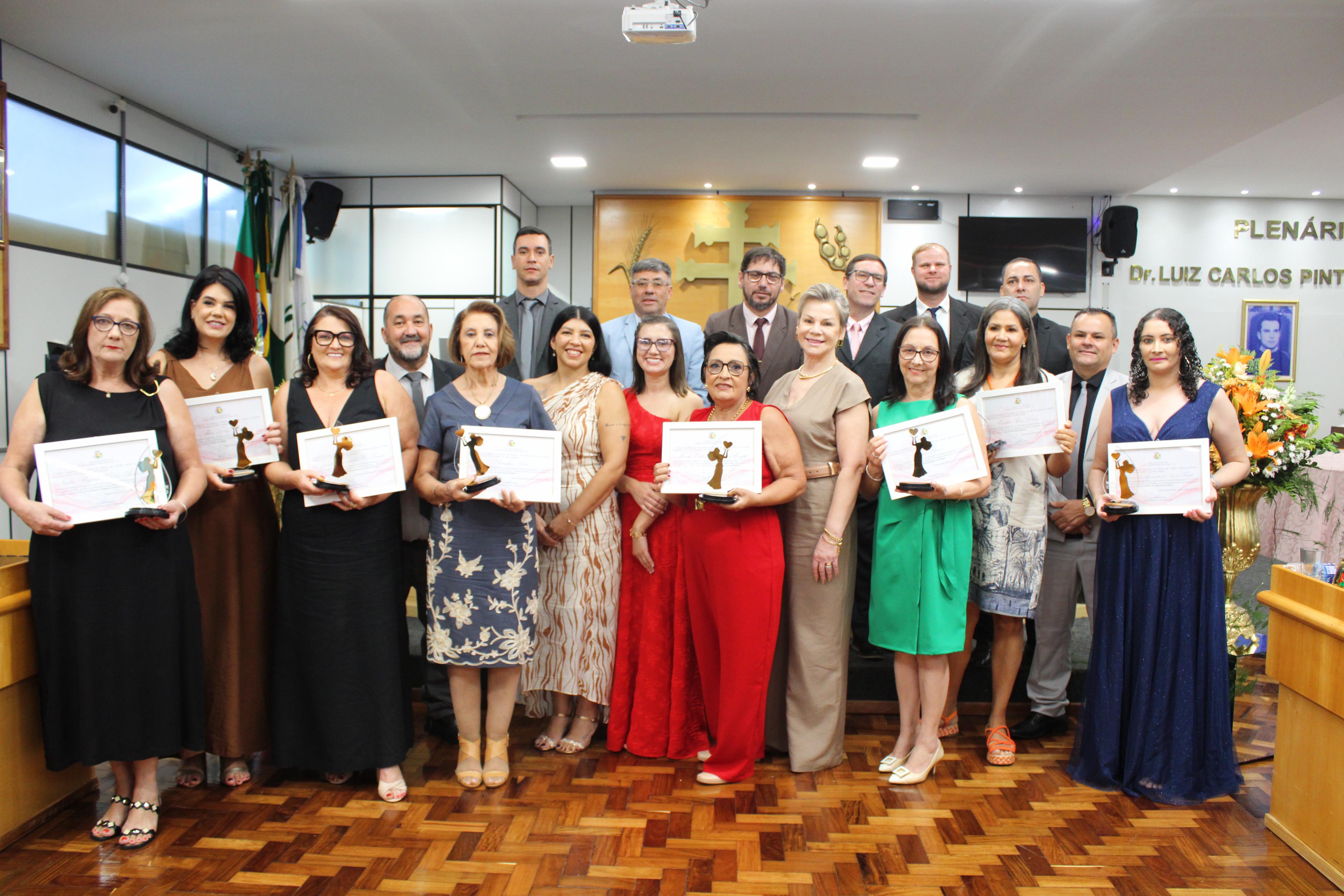 Capa Câmara de Vereadores de Palmeira das Missões entrega Troféu Mulher Cidadã 2026 em sessão solene lotada