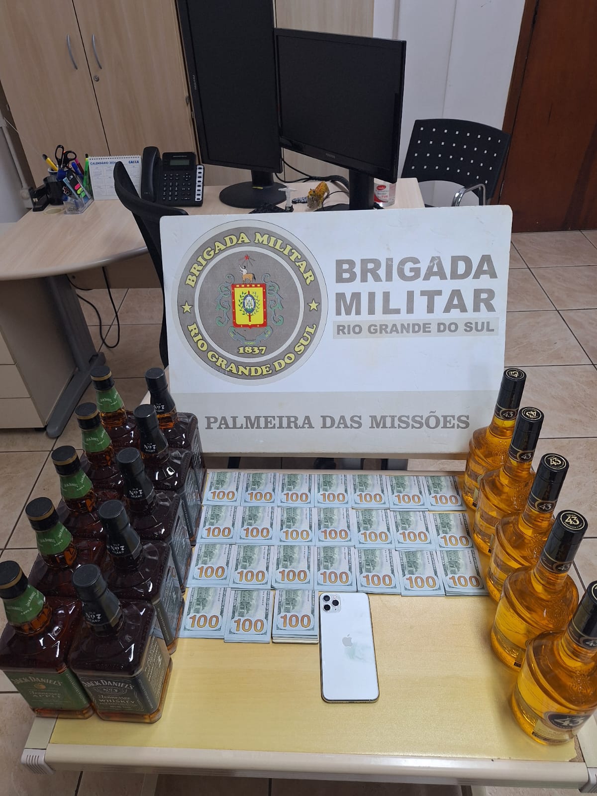 Capa Brigada Militar apreende dólares e bebidas estrangeiras em Boa Vista das Missões