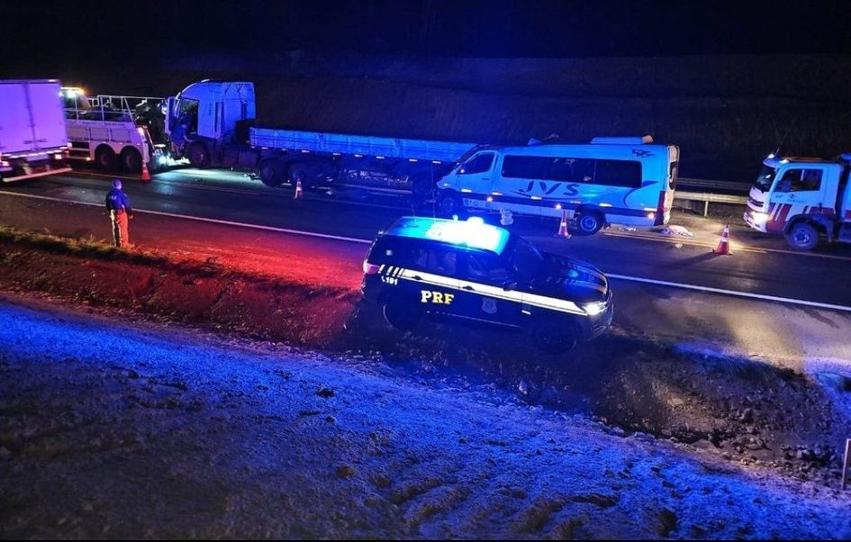 Capa Professora morre e 14 pessoas ficam feridas em colisão entre van e caminhão na BR-386