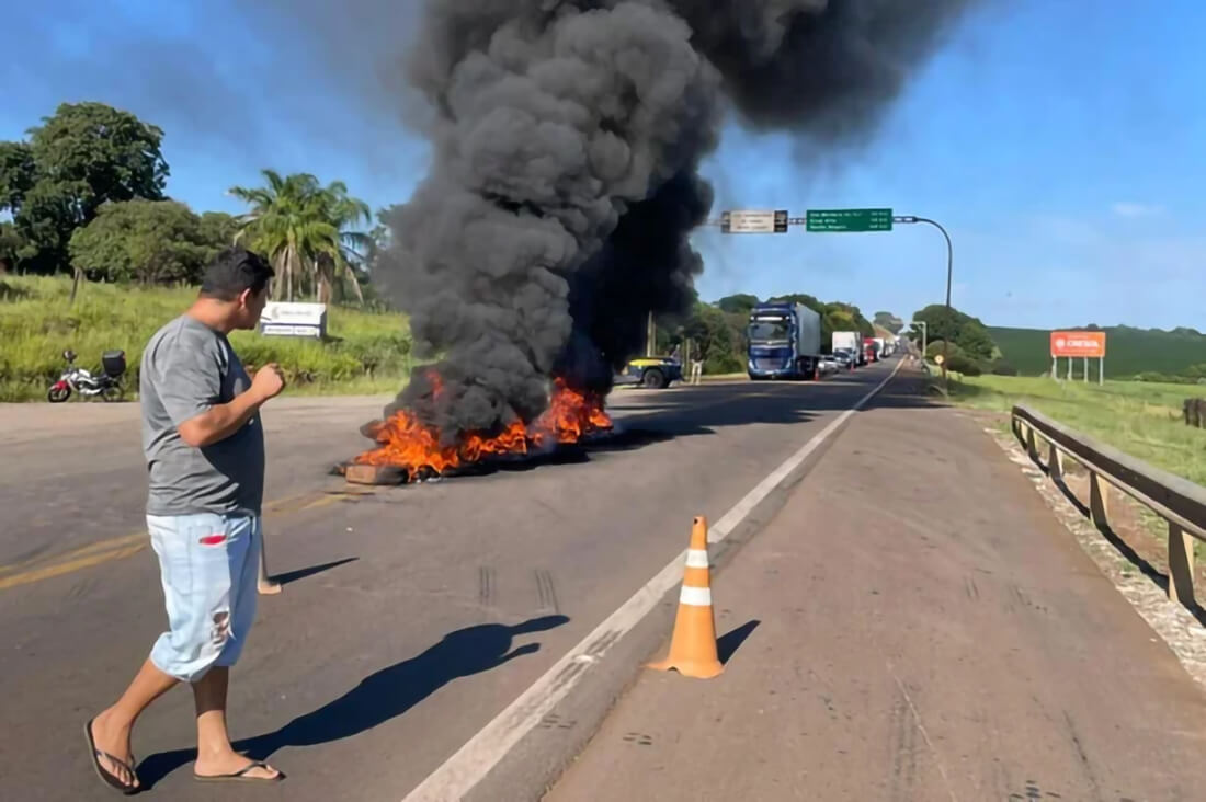 Capa Protesto bloqueia BR-285 em Carazinho após tragédia que vitimou pai e bebê