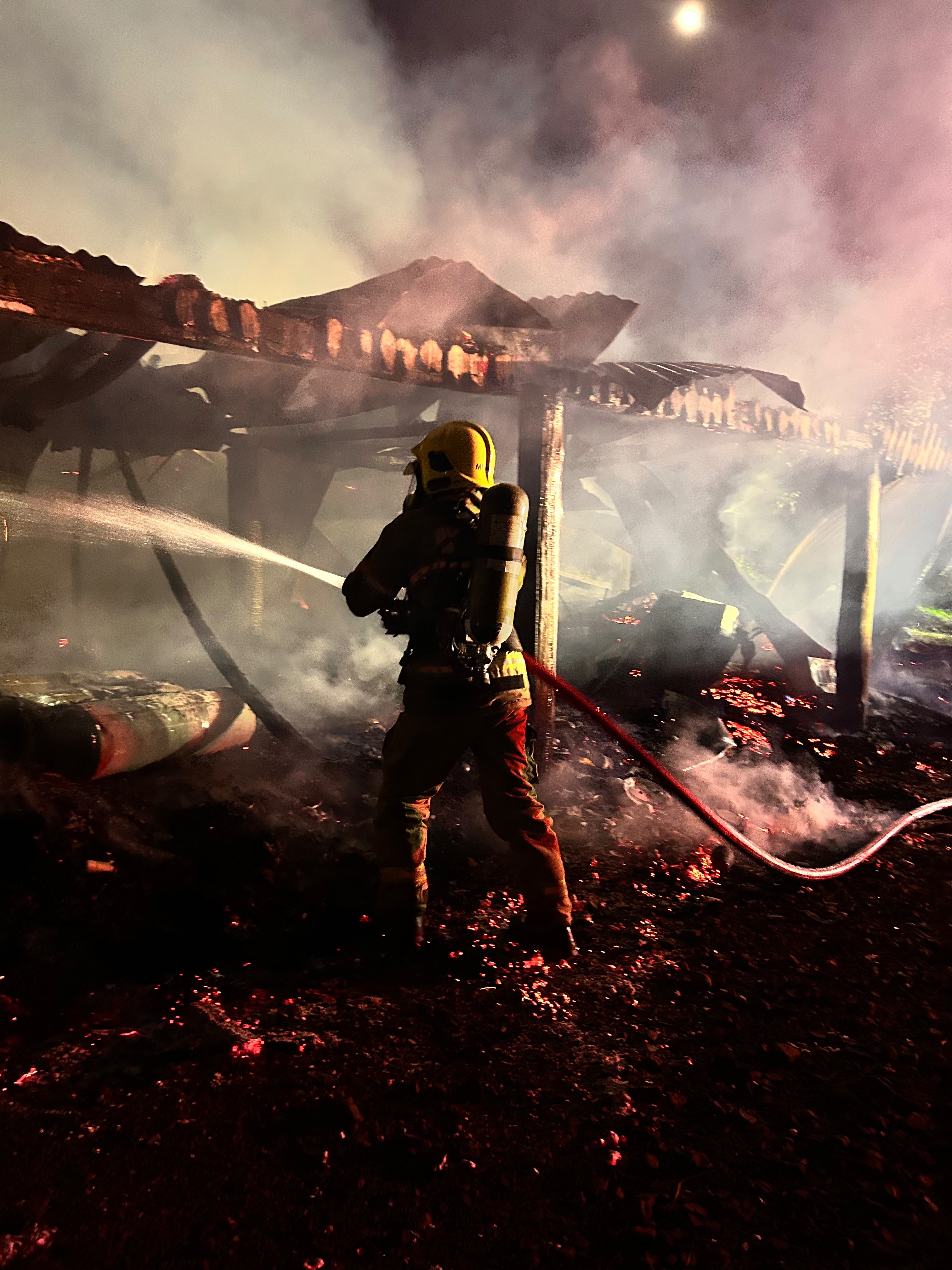 Capa Incêndio destrói residência e galpões no interior de Nova Boa Vista