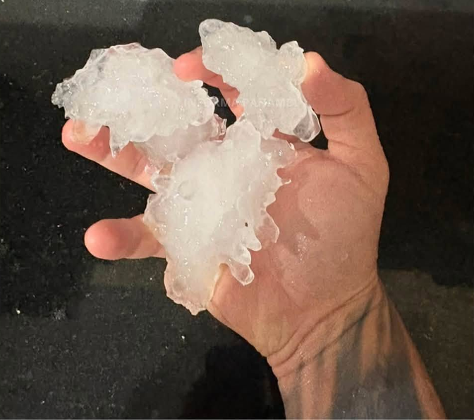 Capa Chuva de granizo atinge diversos bairros de Panambi e danifica telhado de residência