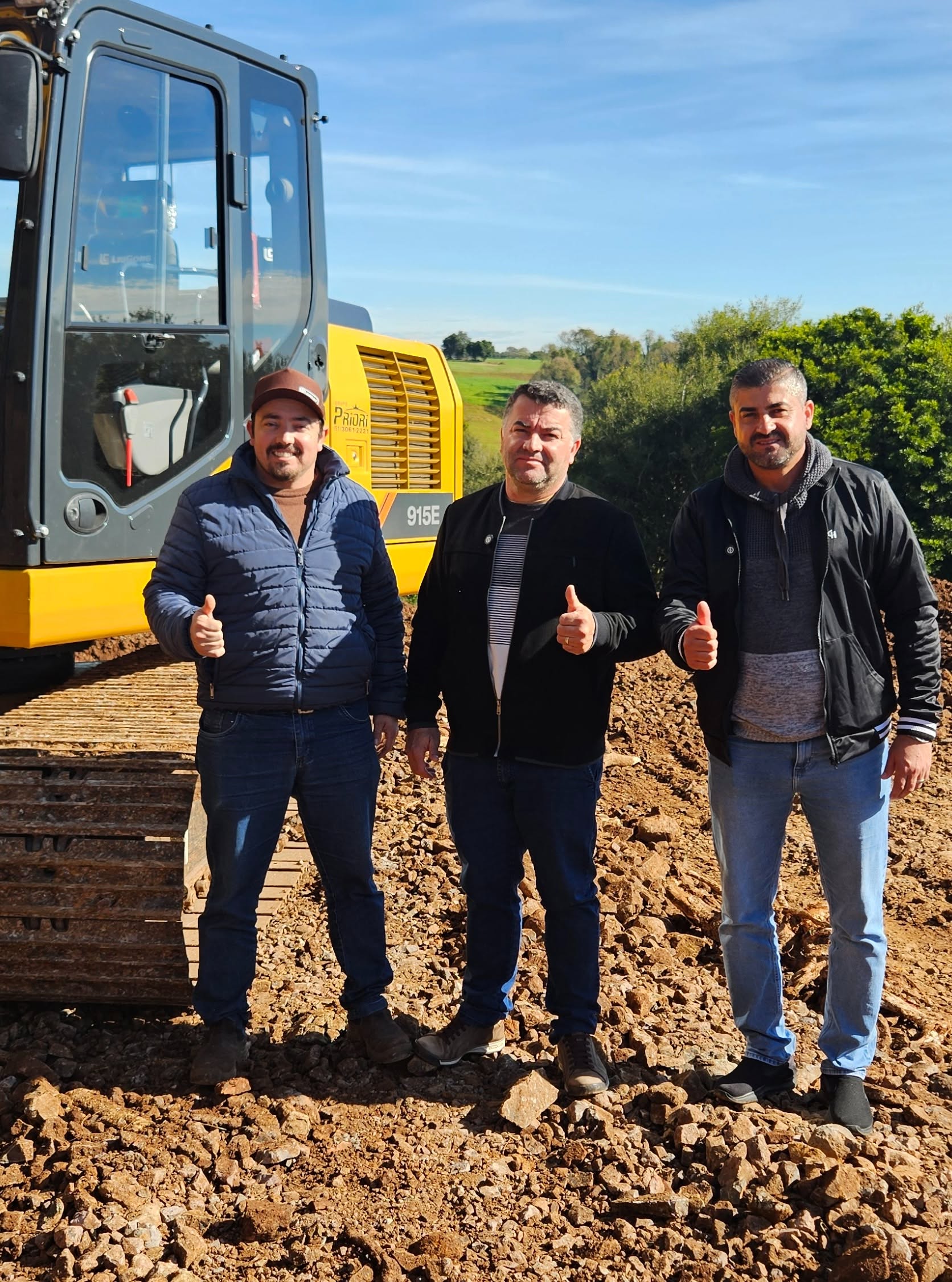 Capa Prefeito e vice acompanham obras de recuperação das estradas do interior de Lajeado do Bugre