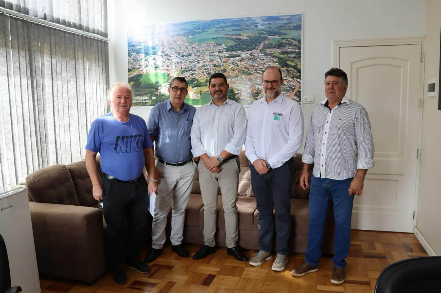 Capa Comitiva de Palmeira das Missões visita o poder executivo de Ronda Alta