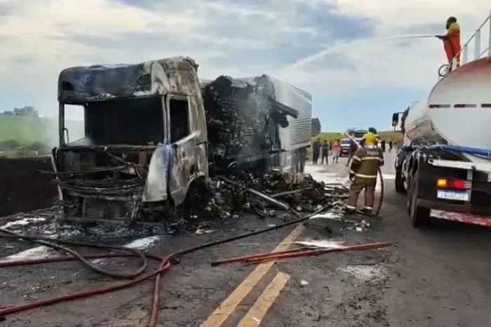 Capa Incêndio destrói carreta na BR-285 e deixa trânsito em meia pista em Passo Fundo