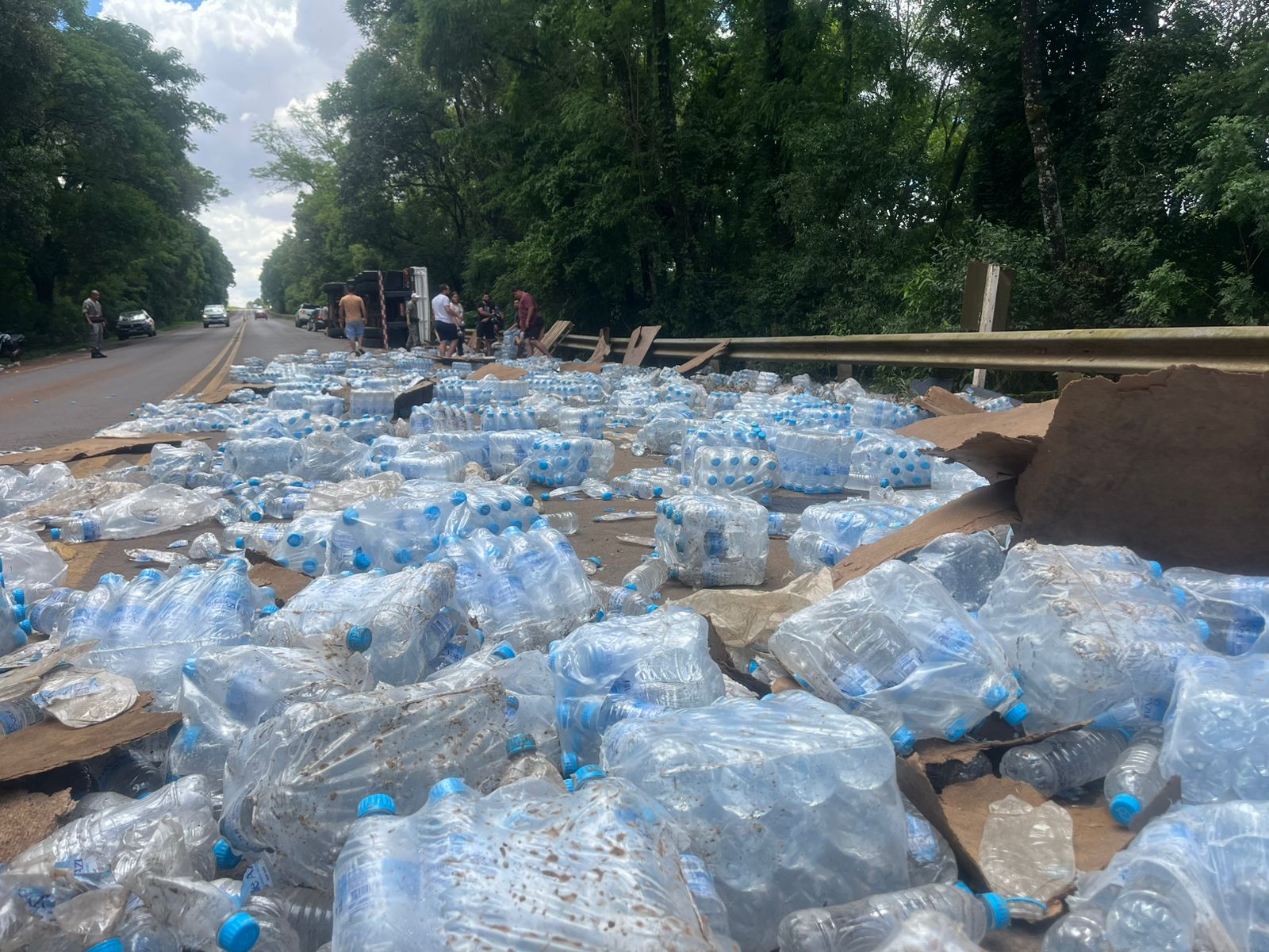 Capa Carreta com carga de água tomba após desviar de veículo na ERS-569, em Palmeira das Missões