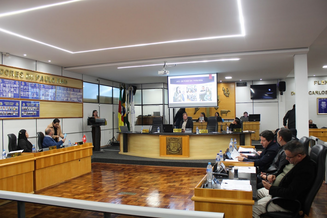 Capa Sindimara Ribeiro destaca período à frente da Prefeitura durante sessão da Câmara