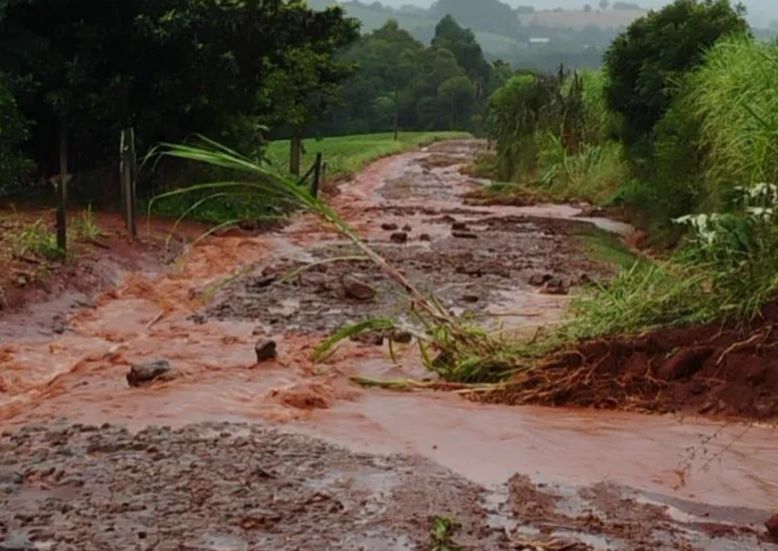 Capa Chuvas intensas causam danos em estradas no interior de São Pedro das Missões