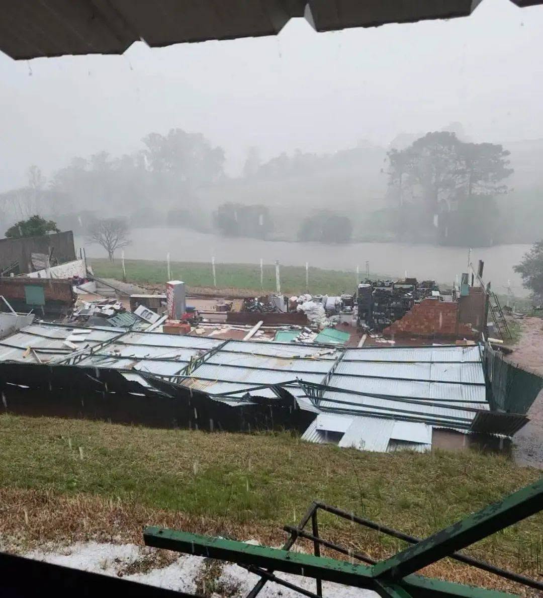 Capa Possível microexplosão atmosférica provoca destruição e granizo em Não-Me-Toque