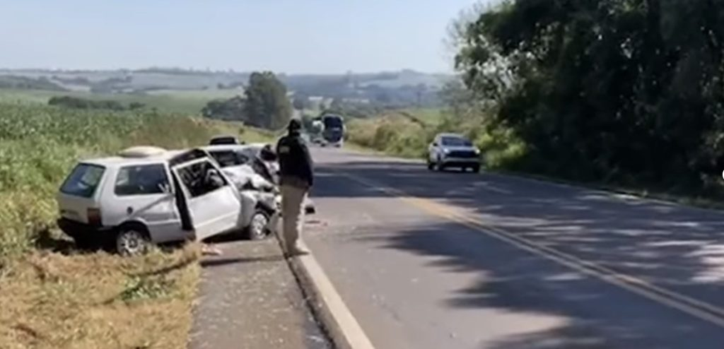 Capa Três pessoas ficam feridas em colisão frontal na BR-386, em Carazinho