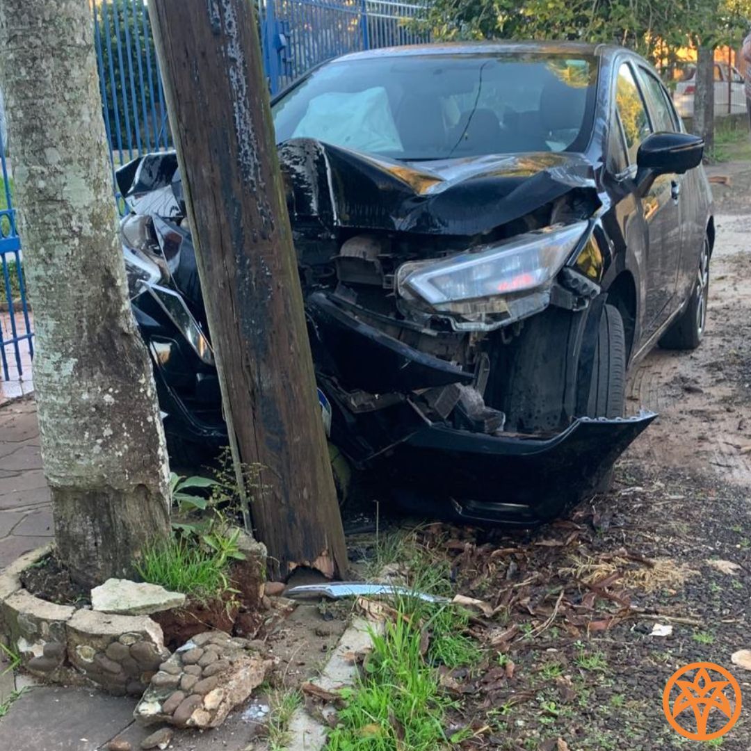 Capa Carro atinge poste em acidente em trânsito no bairro Vista Alegre, em Palmeira das Missões