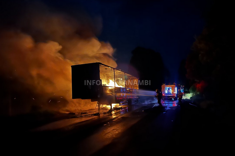 Capa Carreta carregada com motores é destruída por incêndio na BR-285 em Panambi