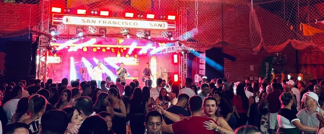 Capa Baile do Chopp abre programação dos 34 anos de Lajeado do Bugre com ginásio lotado