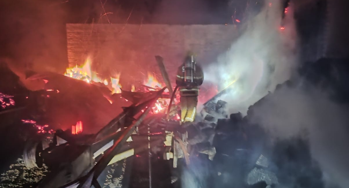 Capa Incêndio destrói galpão no interior de Sarandi