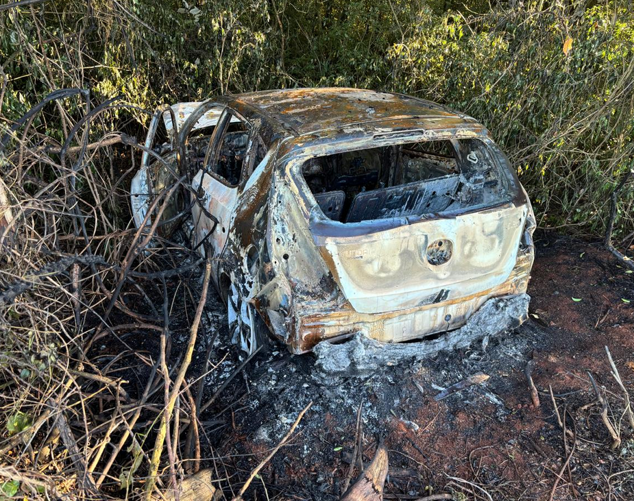 Capa Veículo carbonizado é encontrado no interior de Sarandi e corpo de jovem é localizado horas depois