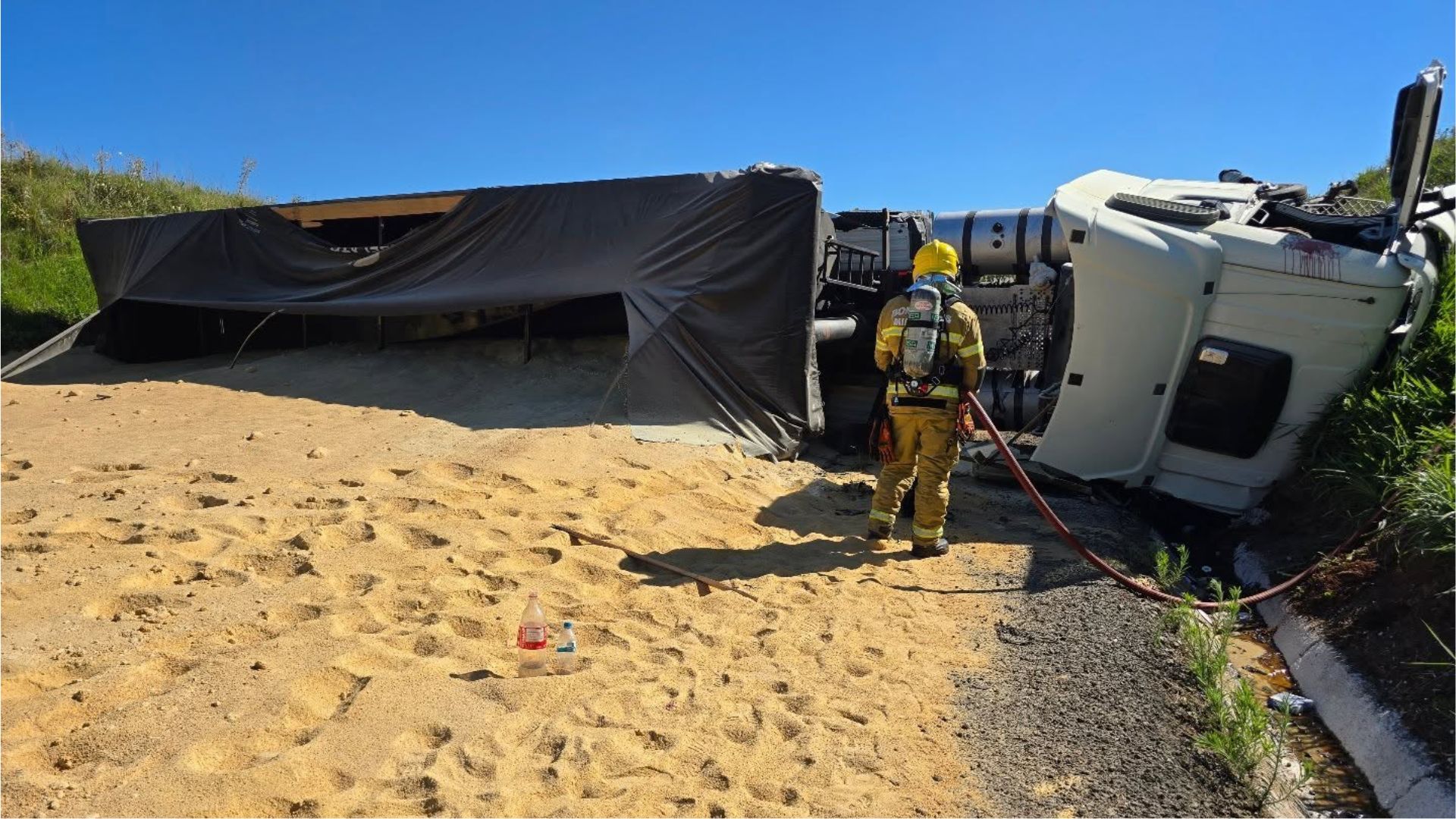 Capa Colisão frontal entre carreta e veículo argentino bloqueia totalmente a BR-285