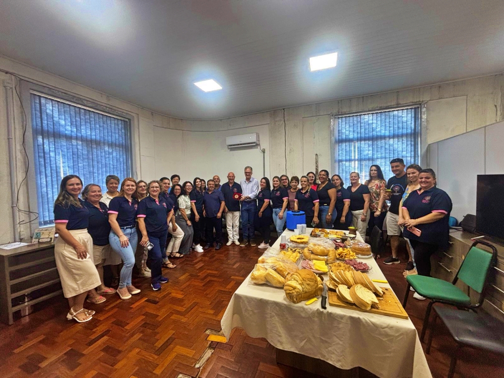 Capa Prefeito Evandro Massing entrega Selo Ouro de Compromisso Nacional Criança Alfabetizada à equipe da Secretaria de Educação de Palmeira das Missões