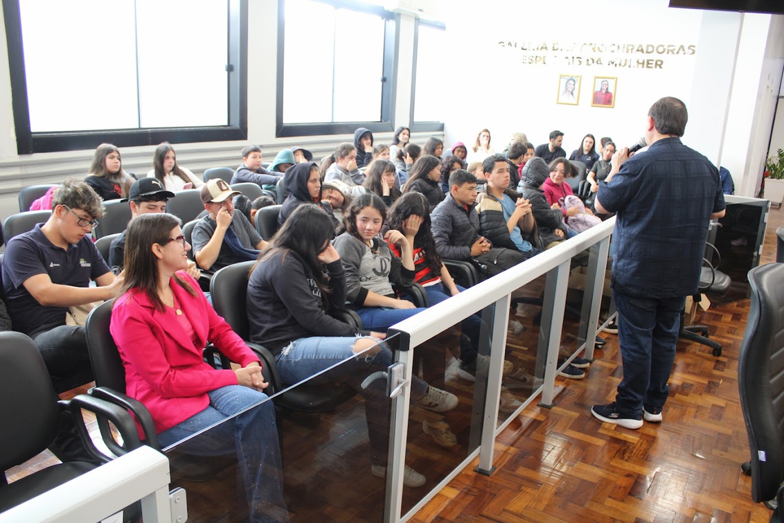 Capa Projeto “A Escola na Câmara” reúne cerca de 300 estudantes em Palmeira das Missões