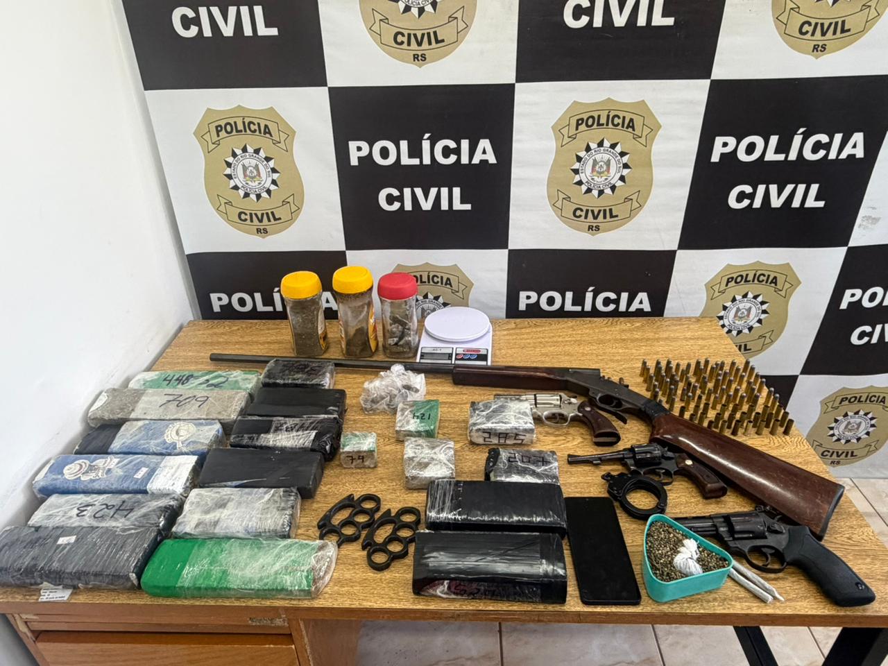 Capa Polícia Civil prende homem com 8 kg de maconha e arsenal em Palmeira das Missões