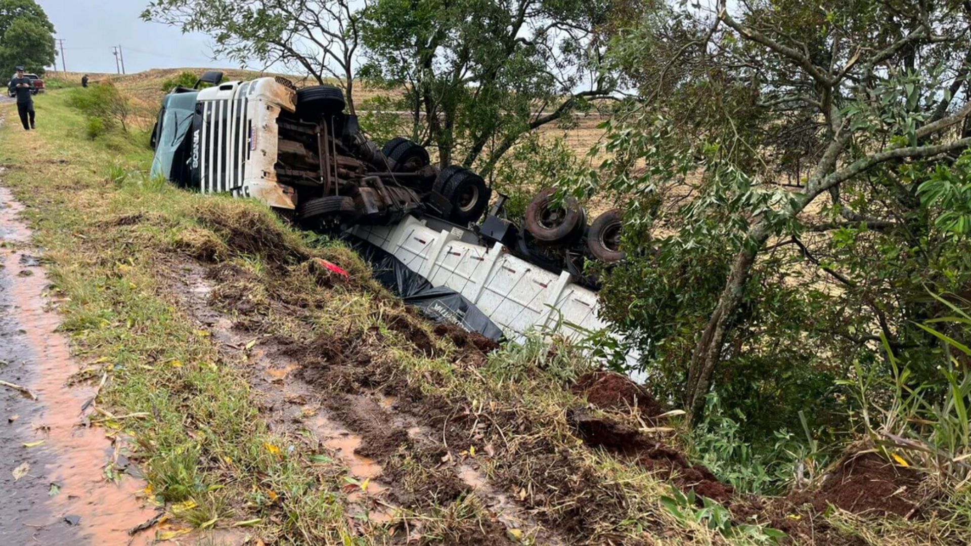 Capa Carreta tomba durante remoção de veículo acidentado na ERS-324 entre Ronda Alta e Três Palmeiras