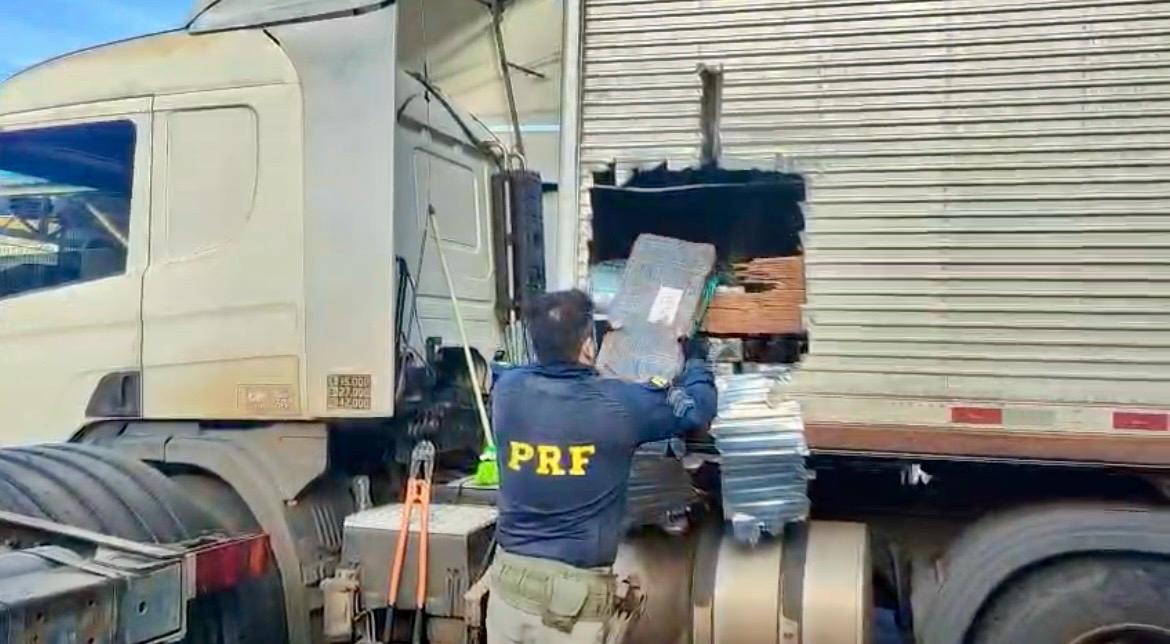 Capa PRF apreende 1,2 tonelada de maconha e prende dois homens em Palmeira das Missões