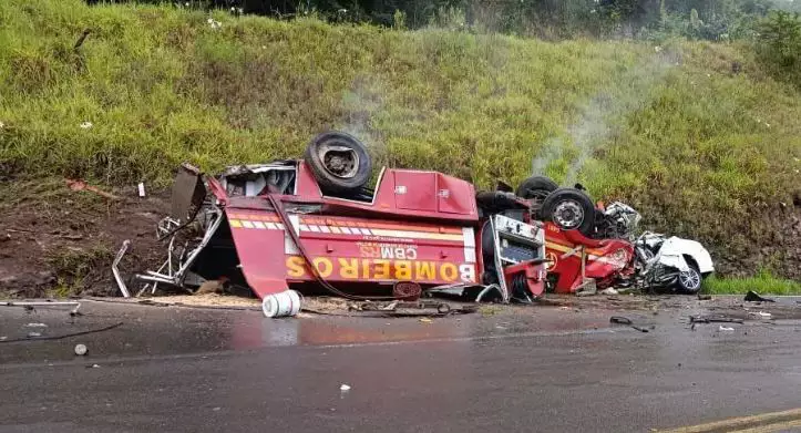 Capa Tragédia na Rota do Sol: colisão entre viatura dos Bombeiros e carro deixa cinco mortos