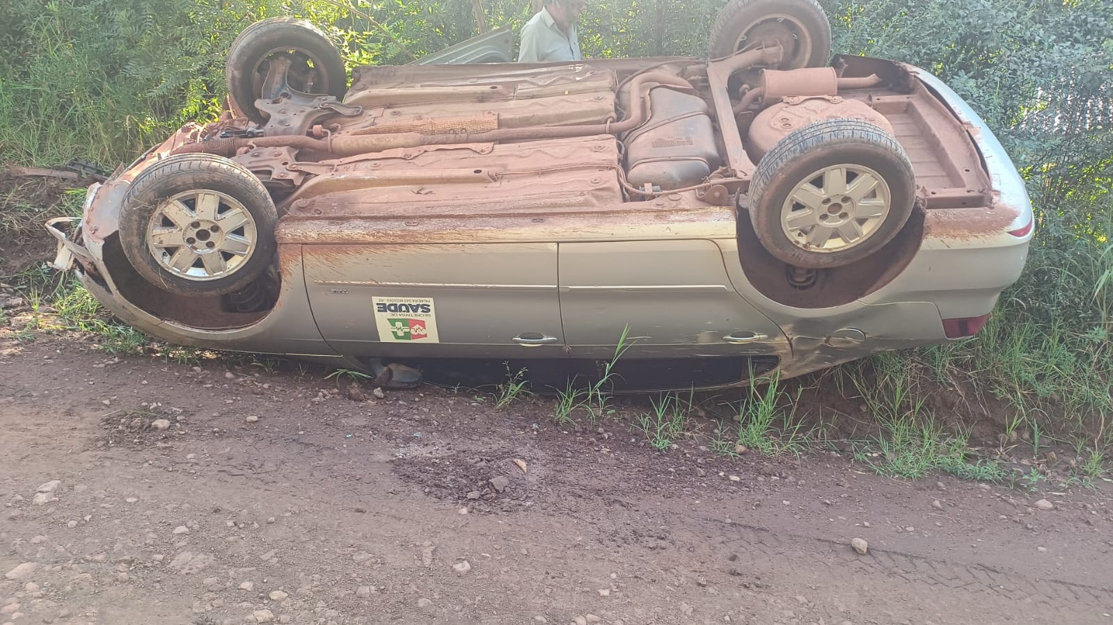 Capa Veículo da Secretaria de Saúde de Palmeira das Missões capota na estrada para Santa Terezinha