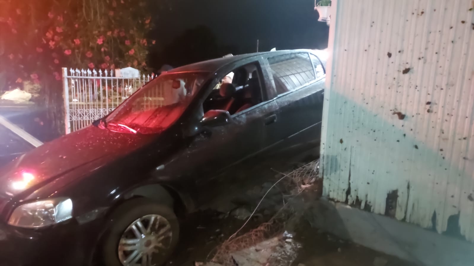 Capa Carro atinge residência e derruba grades no bairro Vila Maria, em Sarandi